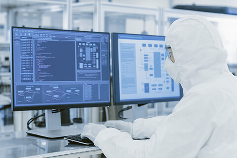 semiconductor-lab-techn-at-computer